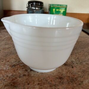 Vtg PYREX Hamilton Beach Milk Glass Mixing Bowl Ribbed exterior with pour spout.